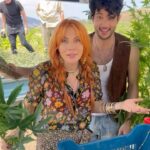 Smaragda Karydi Instagram - Σε όποια μορφή και να την θέλετε, έρχεται από τον Οκτώβριο στο θέατρο ΗΒΗ 🪴 @i_marixouana_tis_mamas @nousis_giorgos @theatrikesskines #imarixouanatismamas #dariofo #theatroivi