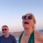 Smaragda Karydi Instagram - Κοιτάξτε λίγο πως μπαίνει στα λιμάνια, μη το χάσετε @atheridis_thodoris_official Ε; Φανταστικός ε;