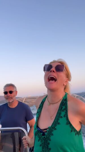 Smaragda Karydi Instagram - Κοιτάξτε λίγο πως μπαίνει στα λιμάνια, μη το χάσετε 
@atheridis_thodoris_official 
Ε; Φανταστικός ε;