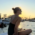Smaragda Karydi Instagram - Ναι εμείς οι ναυτικοί μιλάμε με ορολογία Εσείς οι στεριανοί δε την καταλαβαίνετε ⚓️ «…Κουφός ο Σάλαχ το κατάστρωμα σαρώνει Μ ένα ξυστρί καθάρισε με απ τη Μοράβια Μα είναι κάτι πιό βαθύ που με λερώνει - Γιέ μου που πας; - Μάνα θα πάω στα καράβια» #καββαδίας