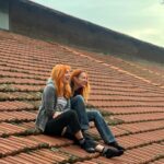 Smaragda Karydi Instagram - Όταν οι φίλες σου είναι αιλουροειδή τα ραντεβού κλείνονται πάντα στα μέρη που συχνάζουν @stefaniagoulioti