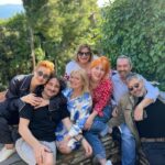 Smaragda Karydi Instagram - Πάσχα γιορτή της αγάπης. Η καλύτερη ευκαιρία να συναντήσεις τόσους φίλους στην ωραιότερη αυλή του Πηλίου. Στου Βασίλη και στης Λίνας ❤️🌻 Χρόνια Πολλά!