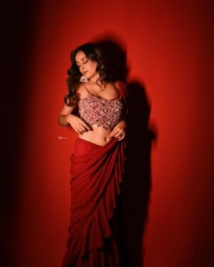 Sneha Jain Instagram - Wearing 👗: @the_adhya_designer 
Hair : @vaishalichavan208
📸 : @jaydodia22 

#explore #fyp #photoshoot #modeling #model #actorlife #actorlifestyle #trendy #sathnibhanasathiya2 #bigboss #splitsvilla #roadies #televison #star #celebrity