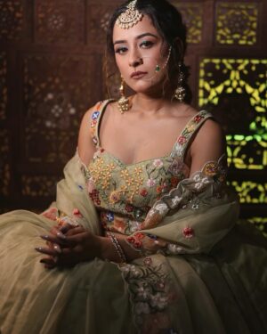Sneha Jain Instagram - Kaunse kalam se hamari tarif likhoge 🖋️✍️📖 💚 

Outfit @bmbywear.luxe @bmbywear 
Makeup @ankit_savla 
Hair @nayna_savla @payalankitsavla
📸 : @megapixelphotography

#photoshoot #trendingreels #viral #fyp #explore #instagram #instadaily #ishq #sathnibhanasathiya2 #fuhsefantasy #actorslife #modeling #shoot #photooftheday #reeloftheday #viralreels #luxury #luxurylifestyle #gopi #gehna #star #starplus #colors #bigboss #locationdaires
