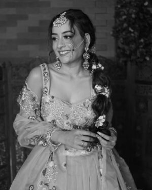 Sneha Jain Instagram - Kaunse kalam se hamari tarif likhoge 🖋️✍️📖 💚 

Outfit @bmbywear.luxe @bmbywear 
Makeup @ankit_savla 
Hair @nayna_savla @payalankitsavla
📸 : @megapixelphotography

#photoshoot #trendingreels #viral #fyp #explore #instagram #instadaily #ishq #sathnibhanasathiya2 #fuhsefantasy #actorslife #modeling #shoot #photooftheday #reeloftheday #viralreels #luxury #luxurylifestyle #gopi #gehna #star #starplus #colors #bigboss #locationdaires
