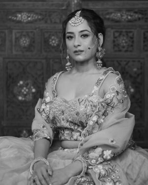 Sneha Jain Instagram - Kaunse kalam se hamari tarif likhoge 🖋️✍️📖 💚 

Outfit @bmbywear.luxe @bmbywear 
Makeup @ankit_savla 
Hair @nayna_savla @payalankitsavla
📸 : @megapixelphotography

#photoshoot #trendingreels #viral #fyp #explore #instagram #instadaily #ishq #sathnibhanasathiya2 #fuhsefantasy #actorslife #modeling #shoot #photooftheday #reeloftheday #viralreels #luxury #luxurylifestyle #gopi #gehna #star #starplus #colors #bigboss #locationdaires