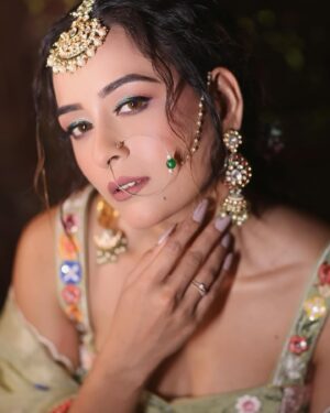 Sneha Jain Instagram - In Aankho ki masti ke 
Afsane haazaron hai 💚

Outfit @bmbywear.luxe @bmbywear 
Makeup @ankit_savla 
Hair @nayna_savla @payalankitsavla
📸 : @megapixelphotography

#photoshoot #trendingreels #viral #fyp #explore #instagram #instadaily #ishq #sathnibhanasathiya2 #fuhsefantasy #actorslife #modeling #shoot #photooftheday #reeloftheday #viralreels #luxury #luxurylifestyle #gopi #gehna #star #starplus #colors #bigboss #locationdaires