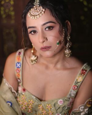 Sneha Jain Instagram - In Aankho ki masti ke 
Afsane haazaron hai 💚

Outfit @bmbywear.luxe @bmbywear 
Makeup @ankit_savla 
Hair @nayna_savla @payalankitsavla
📸 : @megapixelphotography

#photoshoot #trendingreels #viral #fyp #explore #instagram #instadaily #ishq #sathnibhanasathiya2 #fuhsefantasy #actorslife #modeling #shoot #photooftheday #reeloftheday #viralreels #luxury #luxurylifestyle #gopi #gehna #star #starplus #colors #bigboss #locationdaires