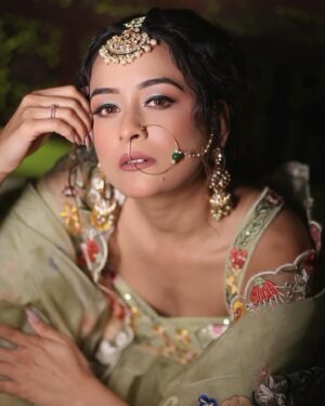Sneha Jain Instagram - In Aankho ki masti ke 
Afsane haazaron hai 💚

Outfit @bmbywear.luxe @bmbywear 
Makeup @ankit_savla 
Hair @nayna_savla @payalankitsavla
📸 : @megapixelphotography

#photoshoot #trendingreels #viral #fyp #explore #instagram #instadaily #ishq #sathnibhanasathiya2 #fuhsefantasy #actorslife #modeling #shoot #photooftheday #reeloftheday #viralreels #luxury #luxurylifestyle #gopi #gehna #star #starplus #colors #bigboss #locationdaires