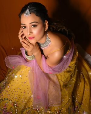 Sneha Jain Instagram - 🐣💛🏵️
Wearing 👗: @the_adhya_designer 
Hair : @vaishalichavan208 
📸: @jaydodia22