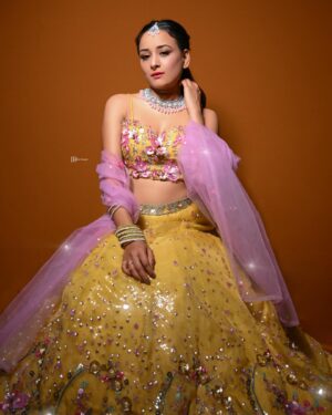 Sneha Jain Instagram - 🐣💛🏵️
Wearing 👗: @the_adhya_designer 
Hair : @vaishalichavan208 
📸: @jaydodia22