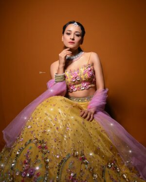 Sneha Jain Instagram - 🐣💛🏵️
Wearing 👗: @the_adhya_designer 
Hair : @vaishalichavan208 
📸: @jaydodia22