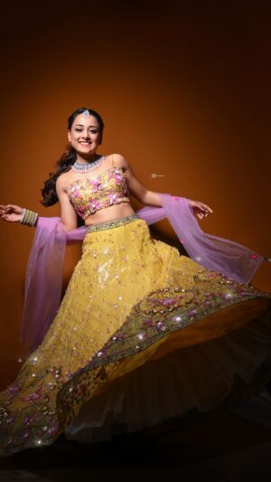 Sneha Jain Instagram - 💛🌼
Wearing 👗: @the_adhya_designer 
Hair : @vaishalichavan208 
📸 : @jaydodia22 
.
.
.
#snehajain #reels #trendingreels #trending #lengha #photoshoot #mood #feel #love #beutiful #blessed #grattitude