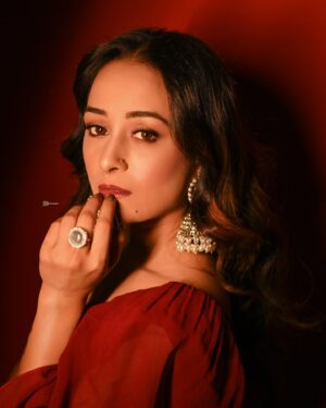 Sneha Jain Instagram - Don’t look at the caption, look at me❤️‍🔥

Wearing 👗: @the_adhya_designer 
Hair : @vaishalichavan208
📸 : @jaydodia22

#fyp #explore #trending #photoshoot #model #actor #saathnibhanasaathiya #actorlife #entrepreneur #womenentrepreneurs
