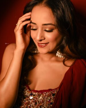 Sneha Jain Instagram - Don’t look at the caption, look at me❤️‍🔥

Wearing 👗: @the_adhya_designer 
Hair : @vaishalichavan208
📸 : @jaydodia22

#fyp #explore #trending #photoshoot #model #actor #saathnibhanasaathiya #actorlife #entrepreneur #womenentrepreneurs