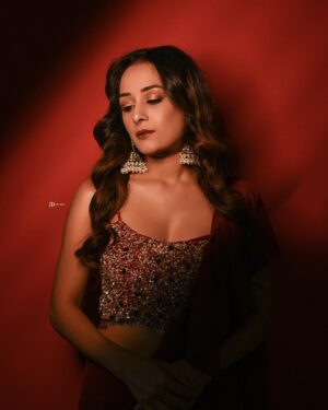 Sneha Jain Instagram - Don’t look at the caption, look at me❤️‍🔥

Wearing 👗: @the_adhya_designer 
Hair : @vaishalichavan208
📸 : @jaydodia22

#fyp #explore #trending #photoshoot #model #actor #saathnibhanasaathiya #actorlife #entrepreneur #womenentrepreneurs