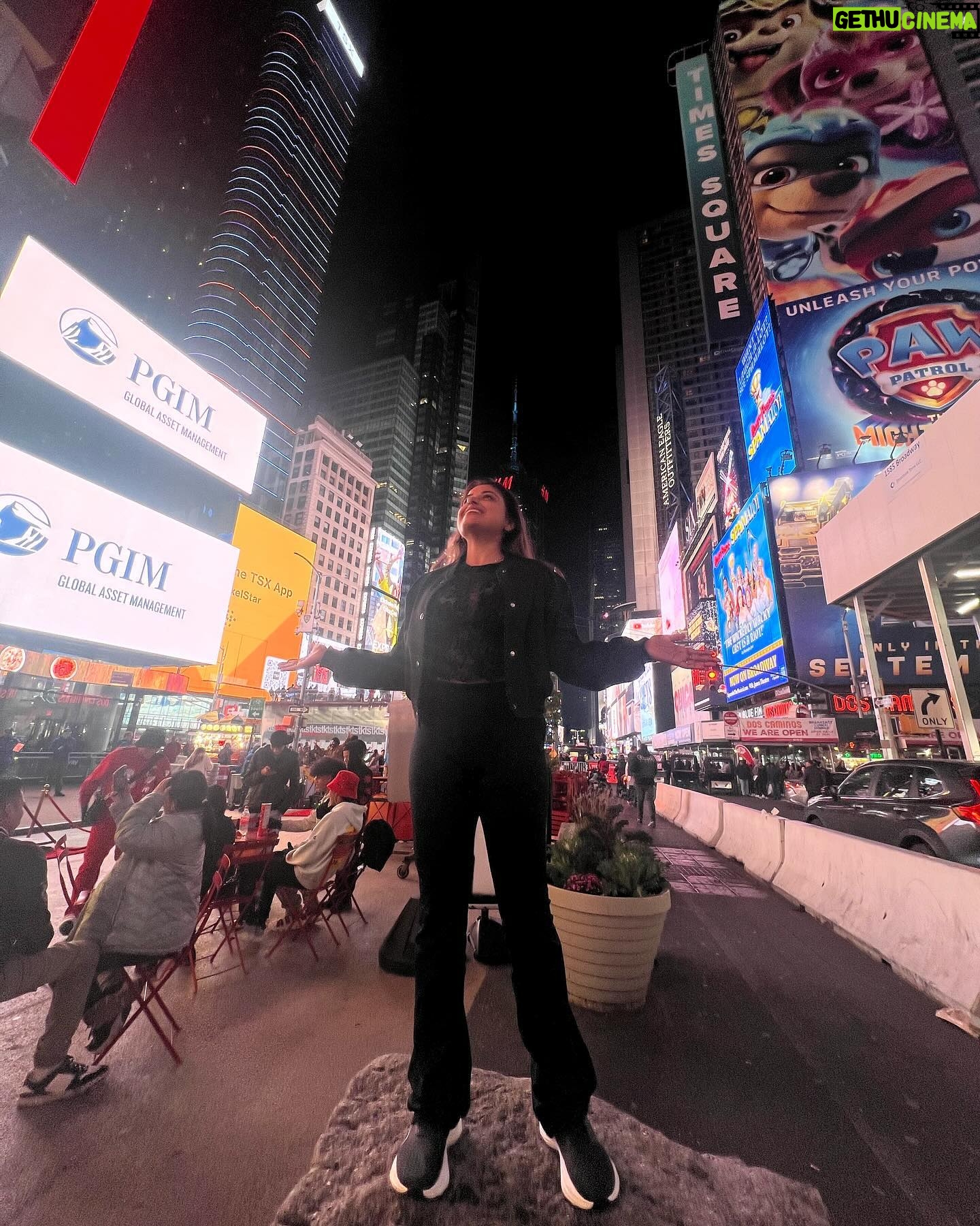 Sneha Paul Instagram - Outside my beloved India, New York is the only city which has the greatest vibe at any hour of the day! Happy to be here for some work and some fun time. 🗽🇺🇸🇮🇳❤️