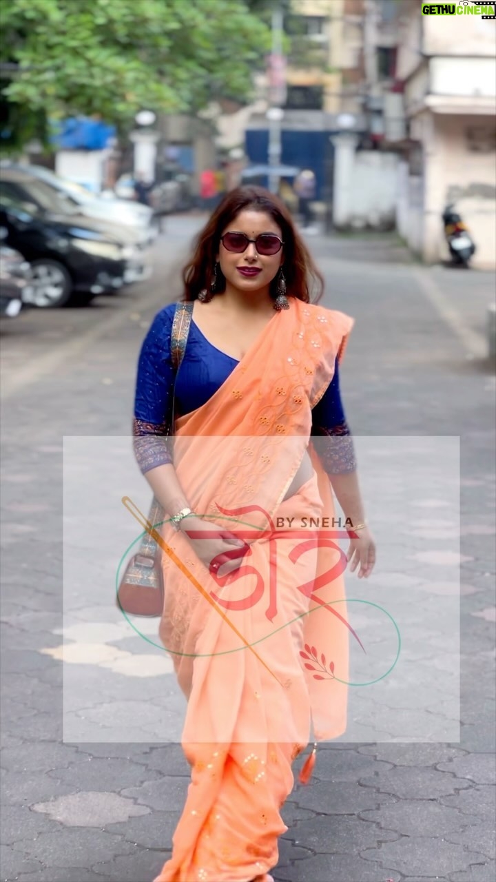 Sneha Paul Instagram - Travel with ur comfy wear ‘Saree’🧡💙 Material- Chiffion Saree with mirror work DM for bookings Orange sold out… Available colour Grey🩶Yellow 💛Green 💚 Pink 🩷 #sareelover #comfyoutfit #ethnicwear #sareefashion #simplicity #betrendy #instasareereels #weddingseason #shadiseason #timetraveler #trendingreels #sareelove❤️ #womensareecollection