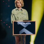 Snezhana Samokhina Instagram - Страх парализует, но! Так круто пережить опыт тотальной уязвимости, когда от страха сводит живот, в голове туман и тебе сложно произносить слова потому что в горле огромный ком, но не произносить ты не можешь. ⠀ И все наверное подумают, что в это состояние тебя вводит Мария Киселева, но нет. Эти добрые глаза, как маяк спасают тебя от тебя самого, в бушующем море страшилок которые ты придумал, страхов облажаться, выглядеть не достаточно « ….» или через чур. Спасибо @tv_ctc за возможность прожить такие эмоции! 🫶🏼 ⠀ P.S. Мария Киселева и домовёнок Кузя!😂