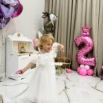 Snezhana Samokhina Instagram - Алисенку 2 года❤️ Уровень проявленности- бог 😂❤️ Очень люблю эту девочку❤️❤️❤️ Мир, держись крепче, она врывается!
