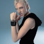 Snezhana Samokhina Instagram - ICON: Снежана Самохина в образе Лары Крофт «Мы так часто стараемся соответствовать рамкам, в которые нас вгоняет общество… Но самый верный и самый сложный путь - делать то, что тебе действительно хочется», — актриса о походах в горы, профессиональных челленджах и женском балансе. VY MAG @vy_mag запускает проект «ICON». Мы предложили инфлюенсерам примерить образы культовых женщин, которыми они вдохновляются. Главный редактор Александра Чурекова @strizs поговорила со Снежаной о том, как работать над собой, преодолеть стереотипное мышление и научиться не стесняться своей сексуальности. Читайте интервью на vy-mag.com Для @vy_mag Съемка: @stakan_prod @mishiev_reymand Стилист: @natylatinovic Образы: @D.V.brand @nude__story