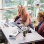 Snezhana Samokhina Instagram - Сегодня вышла уже 7 серия #моямамашпион 🖤 ⠀ Кто-нибудь из моих подписчиков смотрит? Дайте обратную связь 🫶🏼