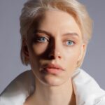 Snezhana Samokhina Instagram - ZNWR x Снежана Самохина Новая съемка @znwr.store посвящена вере и силе веры — Жанна Д’Арк, воплощенная другом бренда @snejana_sam Орлеанская дева в нашем прочтении. Нам хотелось наделить наши изделия другим звучанием, показать, как образ и характерность, свойственные нам, могут менять его. Как форма может трансформироваться в сознании, искать ассоциации и претерпевать метаморфозы — и здесь рождается что-то пограничное. Между средневековьем и днем съемок огромное расстояние, но суть истинных вещей неизменна — сила, вера, любовь, преданность и красота чистого сердца. Мы импровизировали с женским образом внутри нашей концепции съемки исходя из фактуры нашей героини и вот, что у нас получилось.