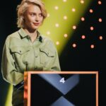 Snezhana Samokhina Instagram - Страх парализует, но! Так круто пережить опыт тотальной уязвимости, когда от страха сводит живот, в голове туман и тебе сложно произносить слова потому что в горле огромный ком, но не произносить ты не можешь. ⠀ И все наверное подумают, что в это состояние тебя вводит Мария Киселева, но нет. Эти добрые глаза, как маяк спасают тебя от тебя самого, в бушующем море страшилок которые ты придумал, страхов облажаться, выглядеть не достаточно « ….» или через чур. Спасибо @tv_ctc за возможность прожить такие эмоции! 🫶🏼 ⠀ P.S. Мария Киселева и домовёнок Кузя!😂