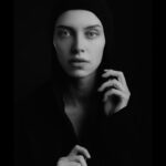 Snezhana Samokhina Instagram – Реальность жестокая.
Ваше укрытие не без щелей.
Жизнь просачивается во всё.
И вы реагируете.
Никто не спрашивает, реальность это,
или нет, правда, или ложь.
Только в театре такой вопрос имеет
значение. И даже там едва ли.