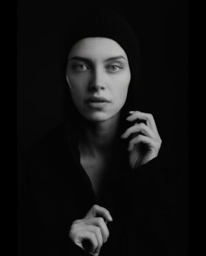 Snezhana Samokhina Instagram - Реальность жестокая.
Ваше укрытие не без щелей.
Жизнь просачивается во всё.
И вы реагируете.
Никто не спрашивает, реальность это,
или нет, правда, или ложь.
Только в театре такой вопрос имеет
значение. И даже там едва ли.