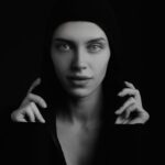 Snezhana Samokhina Instagram – Реальность жестокая.
Ваше укрытие не без щелей.
Жизнь просачивается во всё.
И вы реагируете.
Никто не спрашивает, реальность это,
или нет, правда, или ложь.
Только в театре такой вопрос имеет
значение. И даже там едва ли.