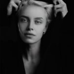 Snezhana Samokhina Instagram – Реальность жестокая.
Ваше укрытие не без щелей.
Жизнь просачивается во всё.
И вы реагируете.
Никто не спрашивает, реальность это,
или нет, правда, или ложь.
Только в театре такой вопрос имеет
значение. И даже там едва ли.