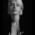 Snezhana Samokhina Instagram – Реальность жестокая.
Ваше укрытие не без щелей.
Жизнь просачивается во всё.
И вы реагируете.
Никто не спрашивает, реальность это,
или нет, правда, или ложь.
Только в театре такой вопрос имеет
значение. И даже там едва ли.