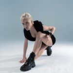 Snezhana Samokhina Instagram - ICON: Снежана Самохина в образе Лары Крофт «Мы так часто стараемся соответствовать рамкам, в которые нас вгоняет общество… Но самый верный и самый сложный путь - делать то, что тебе действительно хочется», — актриса о походах в горы, профессиональных челленджах и женском балансе. VY MAG @vy_mag запускает проект «ICON». Мы предложили инфлюенсерам примерить образы культовых женщин, которыми они вдохновляются. Главный редактор Александра Чурекова @strizs поговорила со Снежаной о том, как работать над собой, преодолеть стереотипное мышление и научиться не стесняться своей сексуальности. Читайте интервью на vy-mag.com Для @vy_mag Съемка: @stakan_prod @mishiev_reymand Стилист: @natylatinovic Образы: @D.V.brand @nude__story