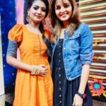 Snisha Chandran Instagram - ഇതെന്താണ് കാവിലെ ഭഗവതി നേരിട്ട് പ്രത്യക്ഷപെട്ടതാണോ? With Our lady Superstar😍❤️😘 @manju.warrier Onam with Manju warrier #onamevent Coming soon👍🏻