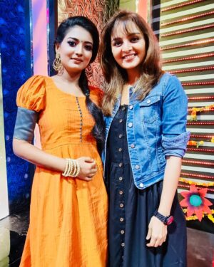 Snisha Chandran Instagram - ഇതെന്താണ് കാവിലെ ഭഗവതി നേരിട്ട് പ്രത്യക്ഷപെട്ടതാണോ? With Our lady Superstar😍❤️😘 @manju.warrier
Onam with Manju warrier #onamevent Coming soon👍🏻