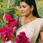 Snisha Chandran Instagram - 🤍🌸 📸 @_anandhu_b_sathyan_ #pic #pictures #picoftheday #liketime #picofday #liker #likesforlike #like #instalike #instadaily #instagram #instagood #instamood #snishachandran #anjali #subhadramonzeekeralam #zeekeralam #sareelove