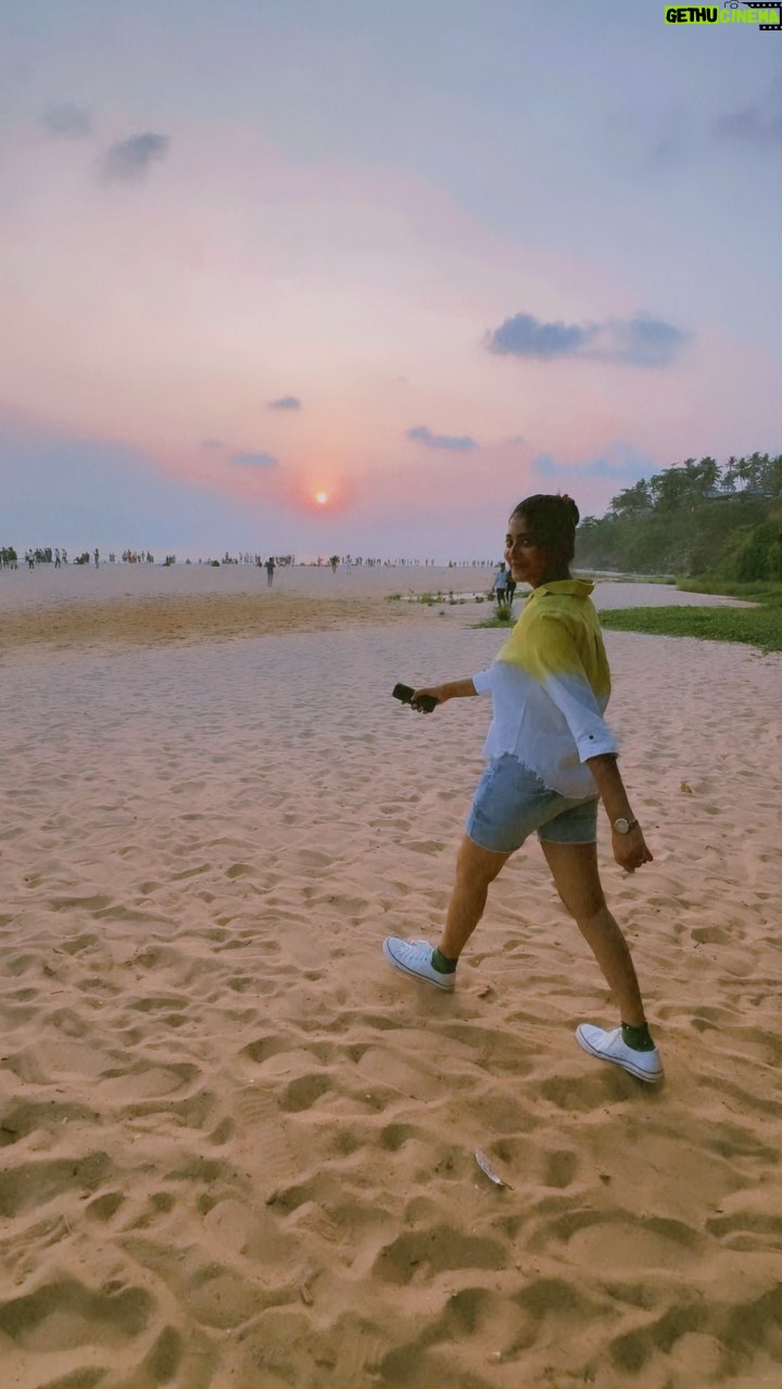 Snisha Chandran Instagram - ๐๐ VC @aadi_jn #rรฉel #reelsinstagram #reels #reelinstagram #instareels #instagood #instadaily #instagram #instalike #likesforlike #liketime #like #snisha #snishachandran #kiliyekiliye #trending #beachvibes