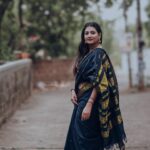 Snisha Chandran Instagram - ✨🖤 📸 @_arjunmangalashey_ 🥻 @kalyani_cotton #blacksareelove #blacksaree #sareelove #love #loveyourself #picoftheday #instagood #instalike #instagram #instadaily #instapic #trending #snisha