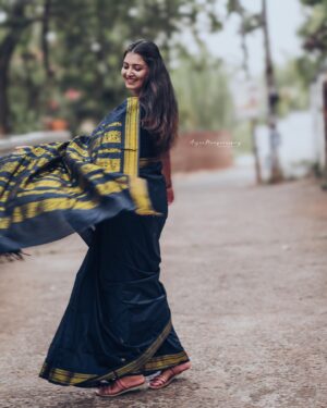 Snisha Chandran Instagram - ✨🖤

📸 @_arjunmangalashey_ 
🥻 @kalyani_cotton 

#blacksareelove #blacksaree #sareelove #love #loveyourself #picoftheday #instagood #instalike #instagram #instadaily #instapic #trending #snisha