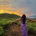 Snisha Chandran Instagram - 🫶🏻🌞 📸 @aadi_jn ❤️‍🔥 #picoftheday #pic #sunset #sun #sunkissed #love #instagram #instadaily #instalike #like #liketime #instagood #instamood #insta #snishachandran