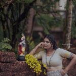 Snisha Chandran Instagram - Ithodu koodi Vishu series avasanichirikunnu😝🌸 #picoftheday #vishu #vishuphotography #like #liketime #insta #instadaily #instagram #instalike #instagood #instamood #love #loveyourself #snishachandran