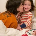 SoKo Instagram – ❣️Mommy life !❣️
We love making up songs at night. Most times they’re about poopoo and poopy monsters, but sometimes they’re THIS AMOUNT OF PRECIOUS and cute and awwwwww ! 🥰🥰🥰
Bedtime ritual captured by @miriam_marlene 
Favorite E.T. bedsheets and pjs by @mini_rodini