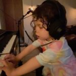 SoKo Instagram – « My mommy
i was in the video
and i was in your tummy
and i missed you
but there was a caravan
and now we’re going to the horsey ride
and that is all I’ve been singing
I’m singing.. 
hammer hammer hammer
Hammer hammer hammer
Hammer hammer hammer
🔨 🔨 🔨 
… »
🎤🎹 🎧 🐎❣️♾