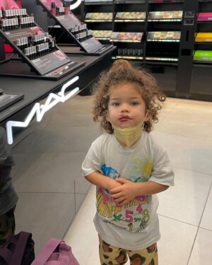 SoKo Instagram - ❣️Happy Valentine’s Day ❣️
Please allow me to gush over this cuteness..
This is my mini Valentine. Biggest love of my life.. Forever love. Who has been writing me valentines card everyday for a week ! 

Happy day of love to all the kinds of love you have in your life..
And for those who miss their loved one, who lost their loved one, who are alone today, i send you an extra  big warm fuzzy hug and love. 🤗🎈