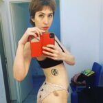 Sofía Gala Castiglione Instagram - CARRETE DE UN JUNIO EN MAL ESTADO 1. harta desde el dia 1 2 y 3. el universo dandome señales 4. yo no prestándoles atencion 5. Catarsis 6. lastimada de risa 7. prueba de estres 8. walking on the wild side 9. un lugar ideal