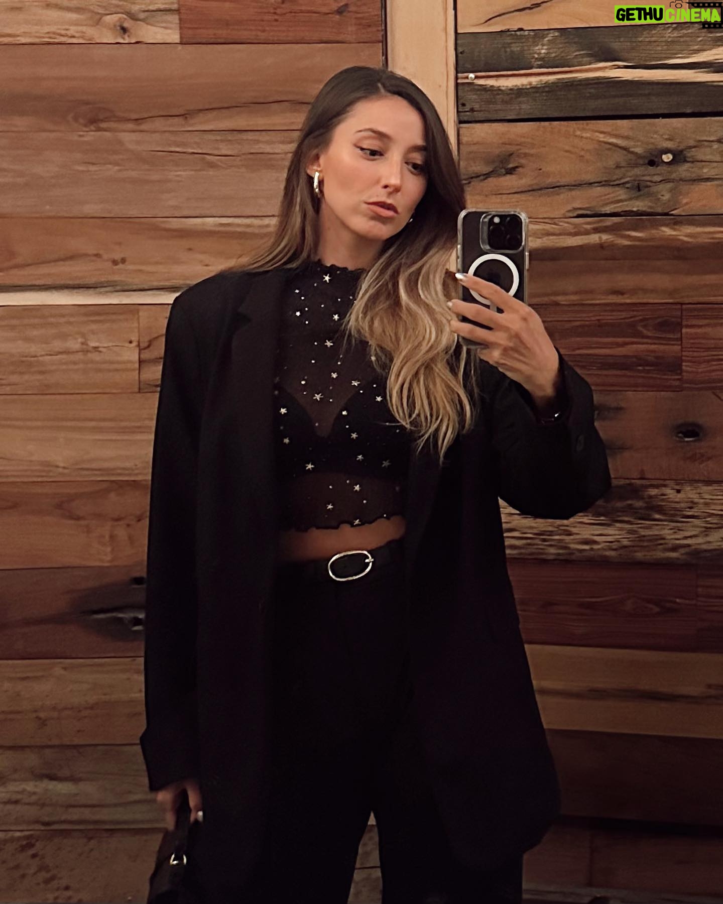 Sofía Sisniega - 5.9K Likes - My body is a cage
That keeps me from dancing with the one I love
But my mind holds the key.