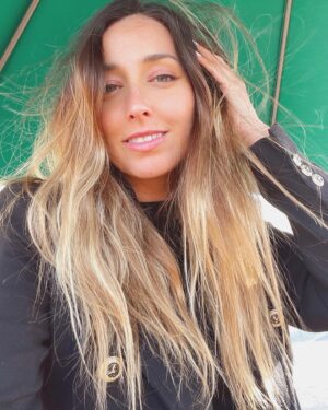 Sofía Sisniega Instagram - La vida no está en las redes sociales, hay que buscarla. ✌🏽