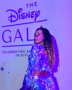 Sofía Sisniega Instagram - ✨ Obsessed ✨
Look de @mariandreegaitan 🍭 con joyitas de @iconique.jewels 💎 via @steponfashion 

Hair&MakeUp @joanbernalmakeup 🍬

Gracias siempre @pureandb & @alicegamusstyling 💕

#DisneyGala @fashionweekmx @disney @disneyplusla 🧜🏼‍♀️