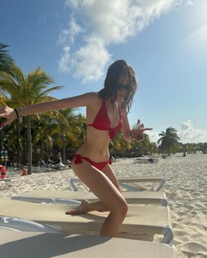 Sofía Carrera Instagram - Unos días de mamma mia en la playa o días de playa en mamma mia ? 🌴🥥🎭🪩